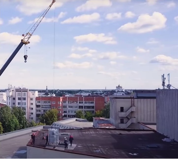 Монтаж воздуховодов на крышу ТЮЗа.jpg